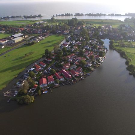 Ferienpark Vislust Chalet Direkt An Der Gracht Mit Bootsanlegesteiger Villa Wervershoof Exterior photo